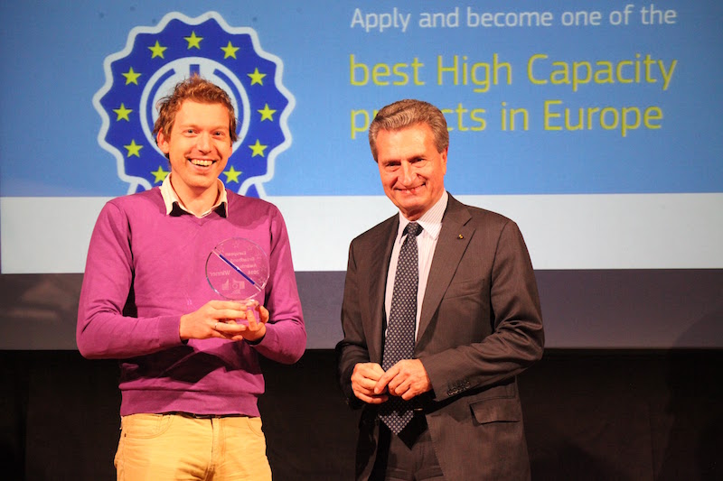 Floris van Lint receiving the European Broadband Award for Glasvezel De Wolden