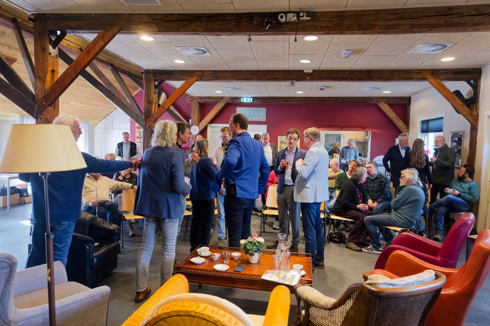 Bezoekers in gesprek na de openbare landbouwavond in Ansen