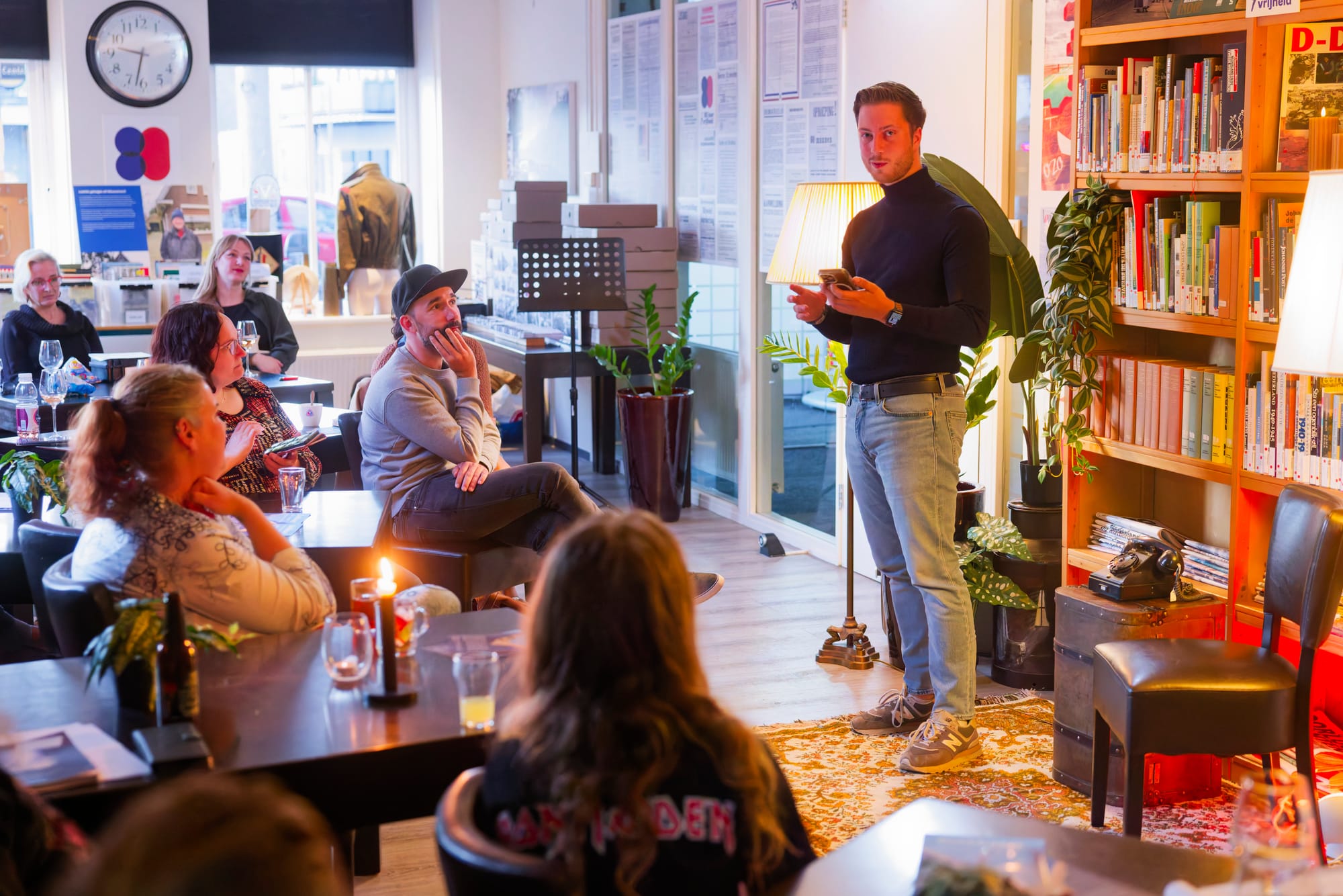 Audience and performers during a Het Hooge Woord evening
