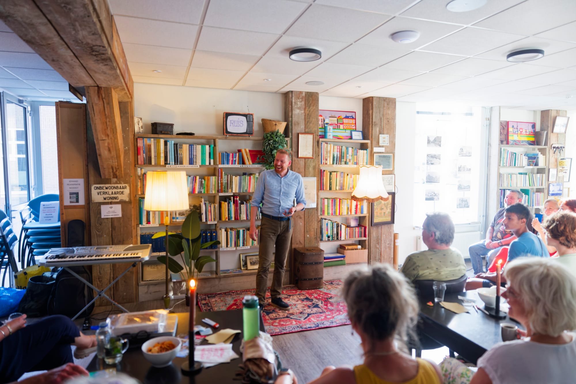 Floris van Lint host Het Hooge Woord voor publiek in Gebouw Irene