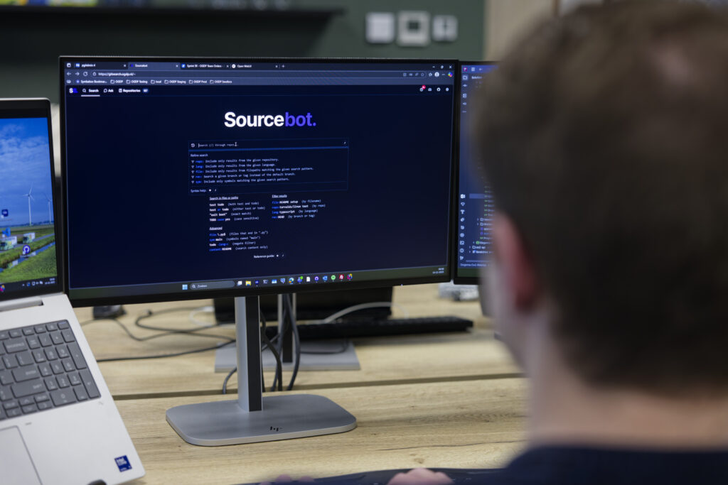 Sourcebot op een werkplek bij Oegema Logistics+